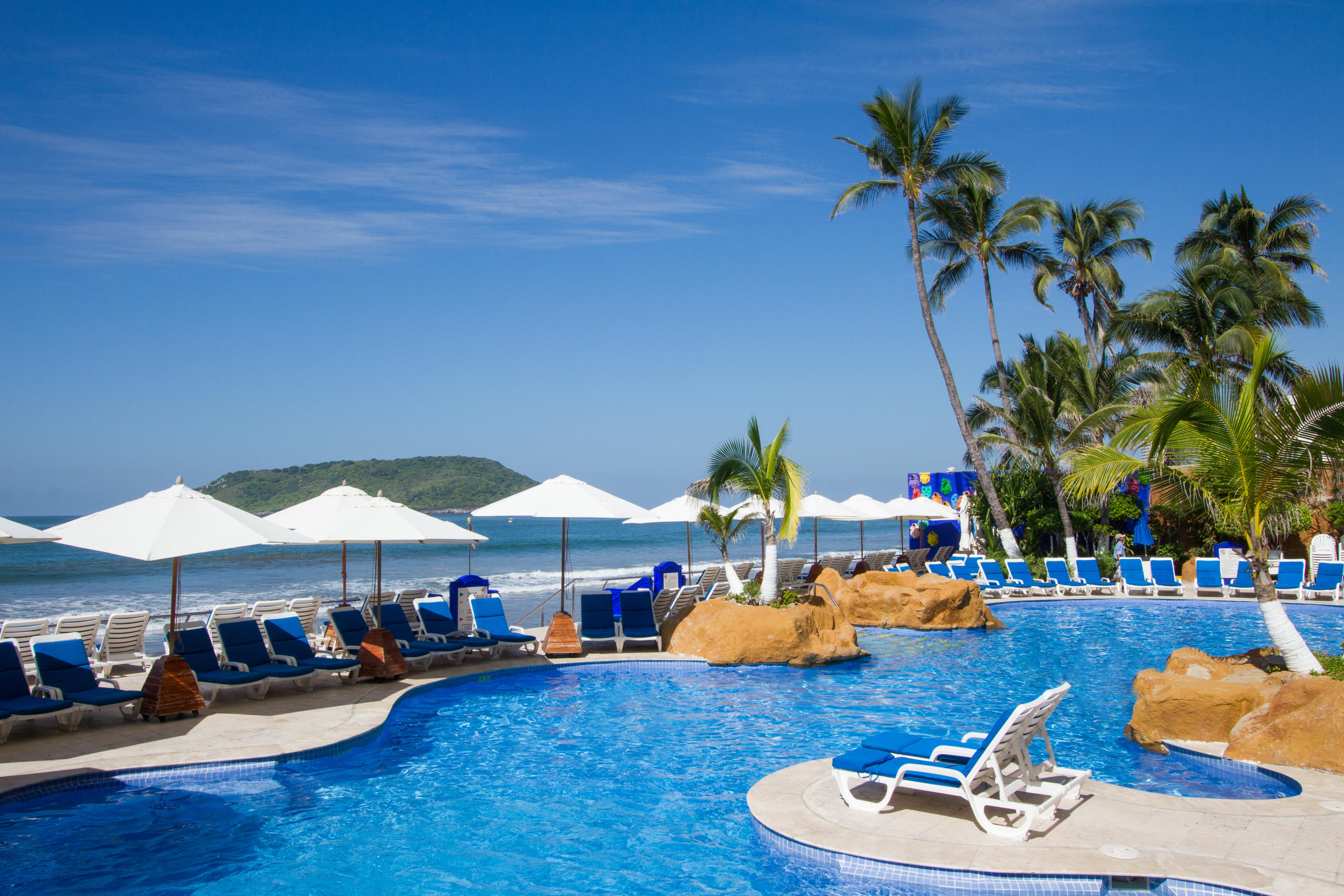 รอยัล บียาส รีสอร์ต Hotel มาซาตลัน ภายนอก รูปภาพ A swimming pool at a resort in Phuket, Thailand