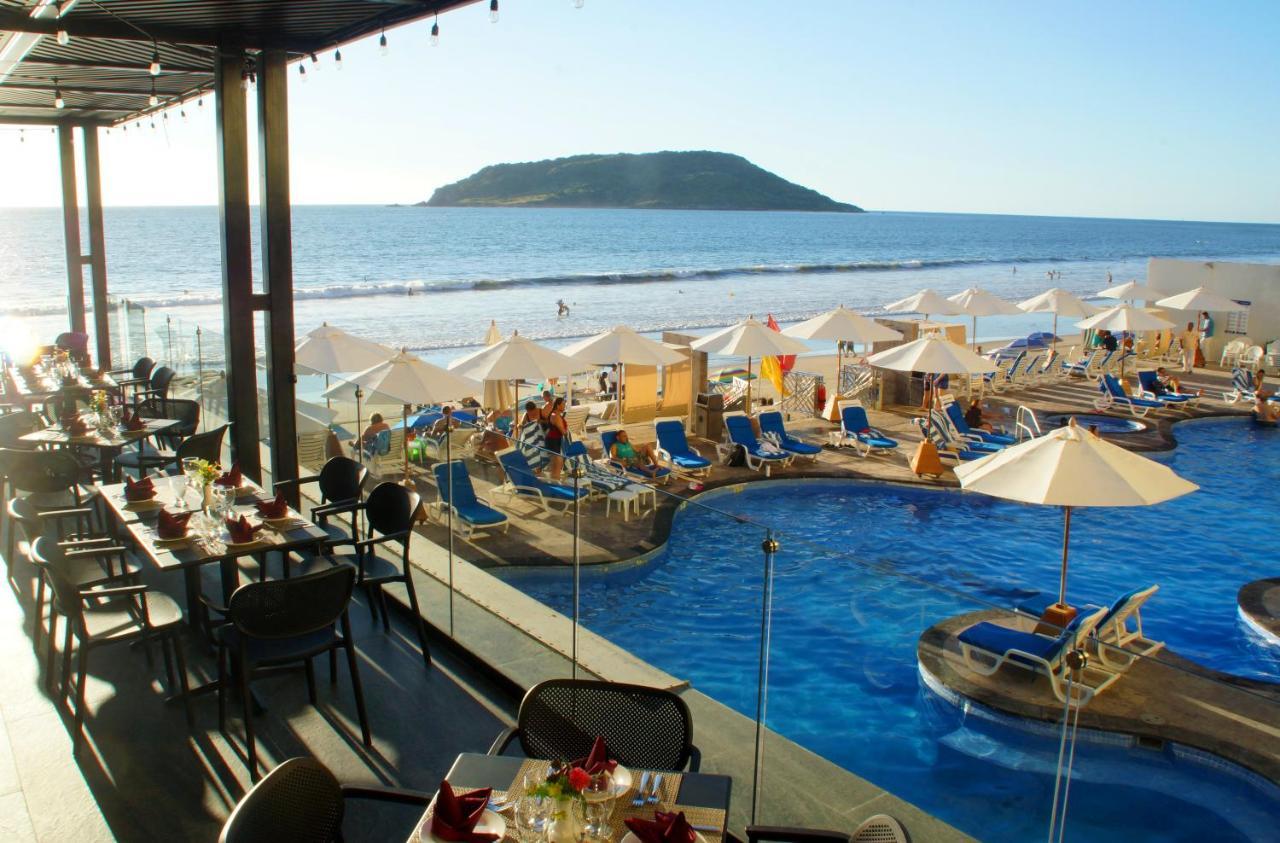 รอยัล บียาส รีสอร์ต Hotel มาซาตลัน ภายนอก รูปภาพ View of the beach at the Hard Rock Hotel