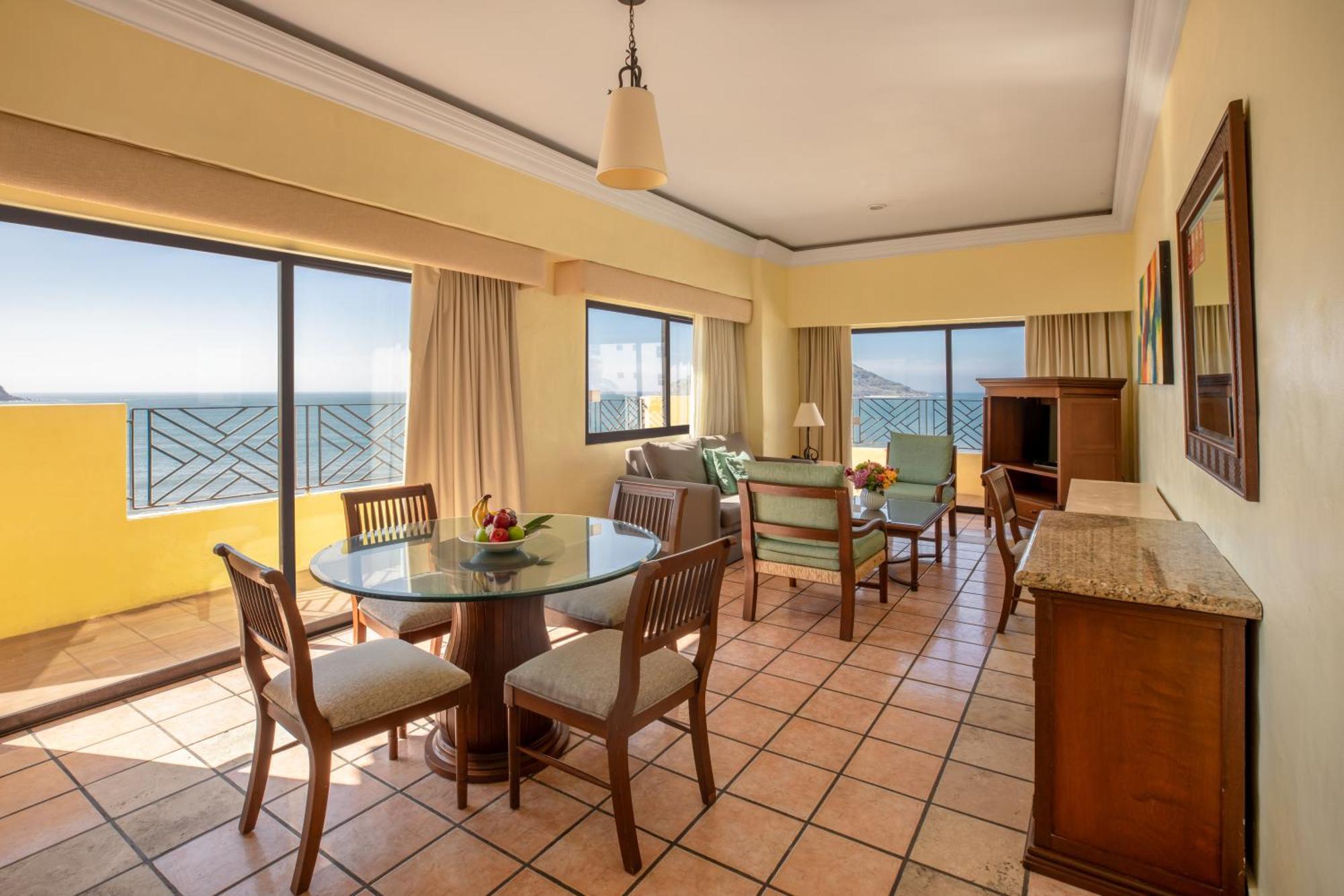 รอยัล บียาส รีสอร์ต Hotel มาซาตลัน ภายนอก รูปภาพ A suite at the Sheraton Vistana Resort